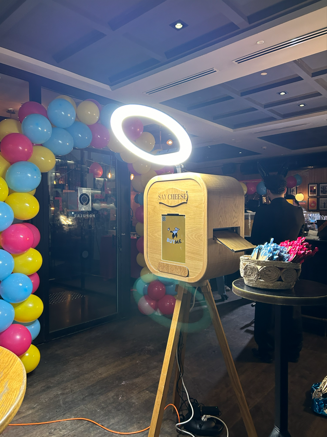 עמדת סלפי מגנטים